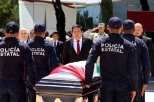 Despiden con honores a-compressed