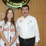 Felicita rector a Edith de Leija por sus éxitos en el béisbol internacional