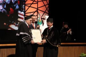 Confiere la UAT Doctorado Honor